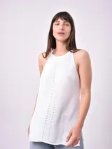 Musculosa blanca de tejido de punto con cuello halter y espalda descubierta.