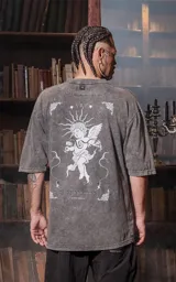 Remera gris nevado de manga corta y cuello redondo, con calce oversize y estampado sublimado con la leyenda "Tarot x Luxo La Templanza" y un diseño de copas.