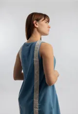 Vestido corto celeste con tirantes anchos en color crudo.