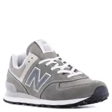 Championes urbanos New Balance modelo 574, color gris con detalles en blanco, confeccionados en gamuza y malla, con logo "N" característico en los laterales y entresuela ENCAP.