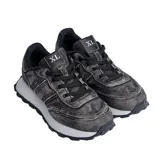 Zapatillas urbanas negras de tela con cordones y suela blanca de PVC.