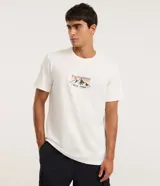 Remera de algodón color blanco crudo, corte comfort, cuello redondo y manga corta. Presenta un estampado localizado en el pecho con montañas, un sol y las palabras "WILD - FREE -".