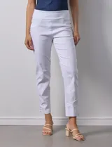 Pantalón negro de gabardina elastizada con pretina ancha elastizada, bolsillos delanteros simulados, bolsillos traseros aplicados y ruedo calado.