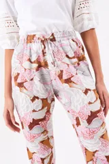 Pantalón de tiro medio con estampado colorido, confeccionado en viscosa, de corte recto y caída fluida.