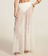 Falda midi evasé color blanco, con cintura alta y textura de encaje.