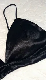Top negro de satén con breteles finos y escote triangular.