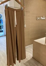 Pantalón palazzo color ladrillo, de morley de viscosa, con cintura elastizada y cordón blanco ajustable.