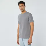 Remera gris de punto jacquard con cuello redondo y manga corta.