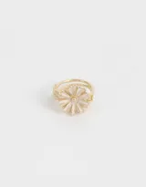 Anillo dorado con forma de corazón.