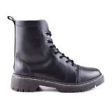 Bota de cuero color marrón con cordones y suela de goma con costuras blancas.