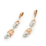 Caravanas con perlas y detalles en oro rosado, de diseño elegante y delicado.