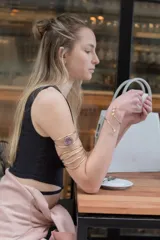 Brazalete de bronce hecho a mano, ajustable para brazo o antebrazo.