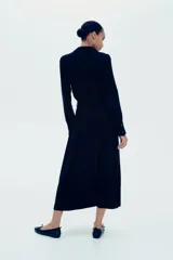 Vestido camisero midi negro de viscosa con cuello camisero, botonadura frontal, cinturón ancho extraíble para atar, mangas raglán largas con puños abotonados y sin forro.