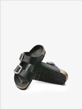 Sandalias Birkenstock Arizona con hebillas grandes plateadas y plantilla anatómica de corcho y látex.