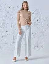 Pantalón de pierna ancha marca Zac & Rachel, color blanco. Pretina ancha con aplique de botones y bolsillos simulados con tachas.