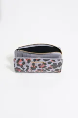Monedero pequeño con estampado animal print en tonos lila, negro y naranja. Tiene cierre con cremallera dorada y logo de la marca en el frente. Interior con tarjetero y forro con logo grabado.