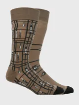 Calcetines de largo medio para hombre, color marrón, con diseño estampado que simula un mapa de calles con enchufes o conectores. El diseño es diferente para el pie izquierdo y el derecho.