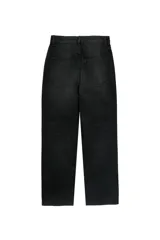 Pantalón de jean negro de corte recto y holgado, con diseño clásico de cinco bolsillos, cierre de botón y cremallera.