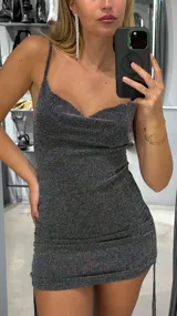 Minivestido plateado brillante con escote drapeado, tirantes finos y cordones ajustables en los laterales.