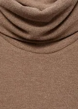 Vestido midi marrón de punto con cuello alto y manga larga. Diseño evasé y tejido ligero.