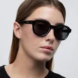 Gafas de sol negras con montura redonda con ángulos marcados. Lentes TAC polarizadas alemanas con protección UV400, recubrimiento Antiscratch y Superhydrophobic.