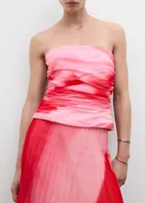 Top palabra de honor con cierre de cremallera invisible en el lateral, diseño drapeado, entallado y estampado.