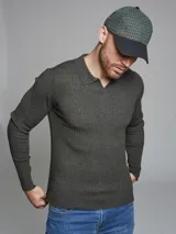 Sweater azul de tejido de punto acanalado, con cuello polo y mangas largas.