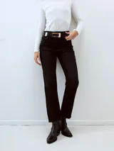 Pantalón de jean negro de corte recto, con cintura alta y presillas para cinturón.