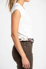 Remera blanca de viscosa con cuello en V y corte al cuerpo.