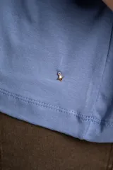 Remera blanca de viscosa con calce holgado.