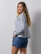 Camperita de lino estampado marca Dash, con abertura central con botones y bolsillos delanteros.