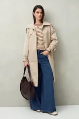Sweater de punto color beige con rayas horizontales marrones en relieve, cuello redondo y mangas largas.