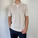 Chomba color beige de tejido calado con cuello polo y corte regular.