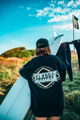 Buzo negro con estampa en la espalda con la palabra "Flaming" en color blanco y amarillo.