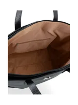 Cartera tipo shopper de cuero sintético color negro, con doble asa de hombro y logo metálico en el centro.