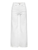 Pantalón de jean blanco de corte flare con bolsillos delanteros y traseros.