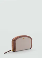 Billetera ovalada color beige con borde marrón, logo en relieve y cierre de cremallera.