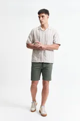 Camisa de manga corta a rayas con textura y fit regular.