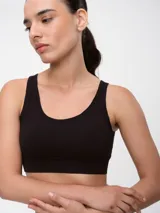 Bralette color arena de tejido acanalado, con breteles anchos y escote redondo.