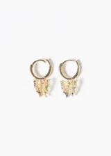 Par de aros colgantes de acero quirúrgico con forma de aro con incrustaciones de circonias blancas y dije de mariposa con circonias de colores.