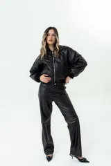 Campera bomber negra de cuero ovino con diseño acolchado y cierre frontal metálico. Presenta rib en cuello, puños y cintura.