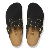 Zuecos Birkenstock Boston Rivet LEVE, color negro con apliques de remaches dorados.