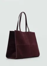 Bolso shopper grande color borgoña, confeccionado en piel bovina con forro interior de algodón. Tiene cierre de botón magnético y asa de hombro.
