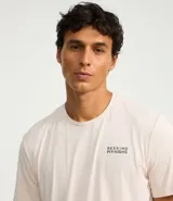 Remera de hombre color rosa claro, corte regular, cuello redondo y mangas cortas. Estampa lettering "Seeking my highs" en el pecho. Confeccionada en tejido de poliamida con tecnología Dry.