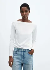 Camiseta blanca de manga larga con cuello barco.