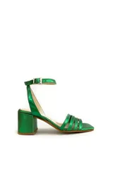 Sandalias de cuero verde metalizado con taco bloque y pulsera con hebilla.