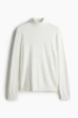 Polera blanca de punto fino, con cuello alto, mangas largas y corte ajustado.