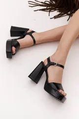 Sandalias negras de cuero con plataforma y tacón bloque alto.