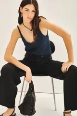 Musculosa azul marino de tejido de punto con lurex plateado, escote redondo y breteles finos.