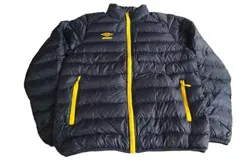 Campera puffer Umbro color azul marino con cierre y detalles en amarillo.